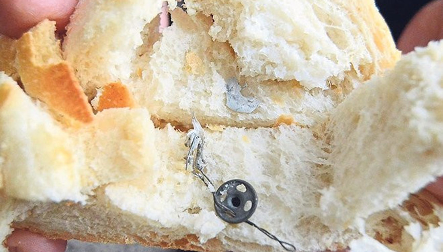 Ekmeği bölünce şok oldu: Tel, kablo, düğme... Ekmeği bölünce şok oldu: Tel, kablo, düğme...