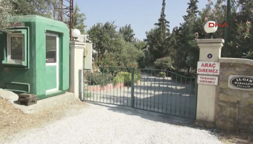 Yabancılar mahalleye girmesin diye tel örgü çekip, kapı yaptılar Yabancılar mahalleye girmesin diye tel örgü çekip, kapı yaptılar