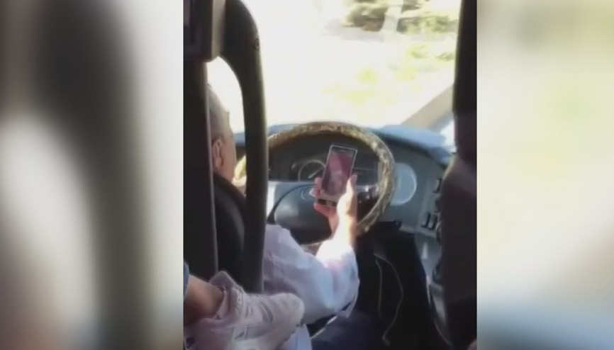 Otobüs şoförü seyir halindeyken görüntülü konuşma yaptı