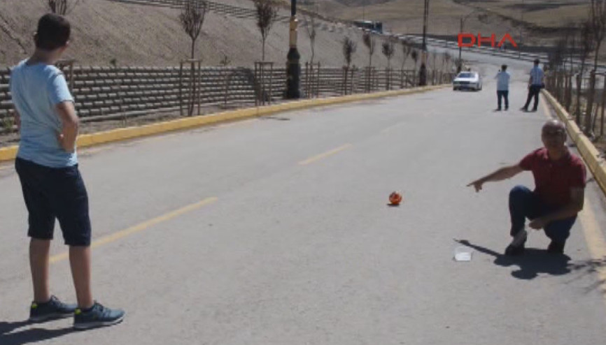 Erzurum gizemli yolda top ve suyla deney yaptılar