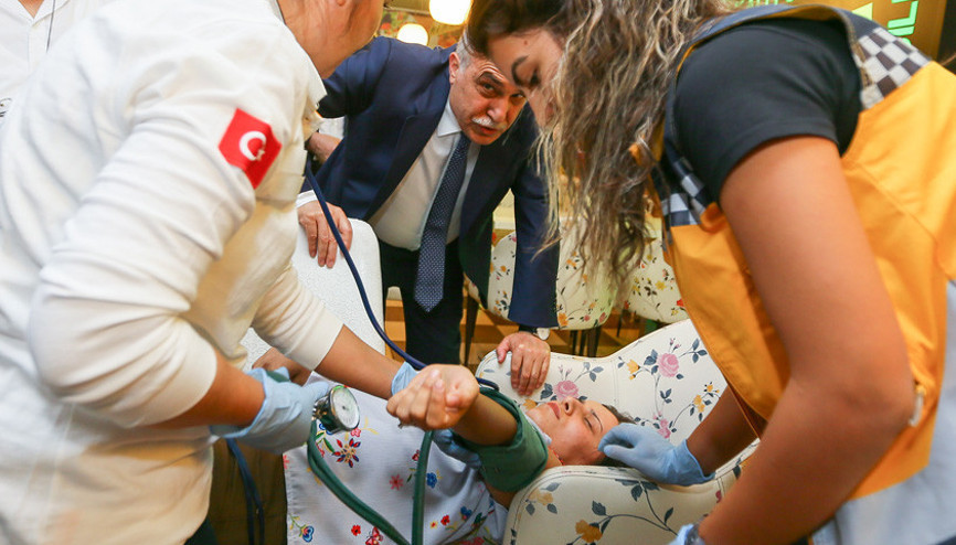 Bakan görür görmez oraya koştu