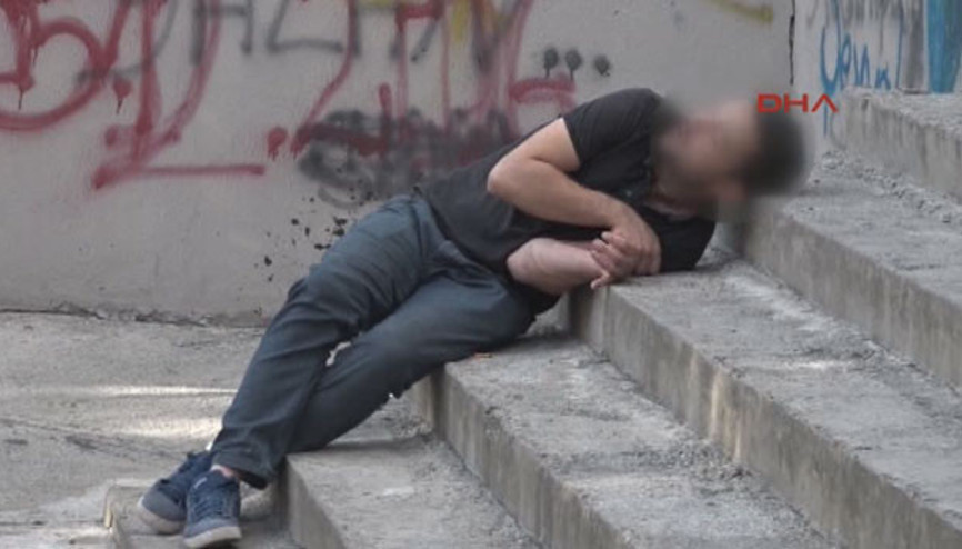 Beyoğlunda bonzai içen gence yaşlı kadından yardım Beyoğlunda bonzai içen gence yaşlı kadından yardım