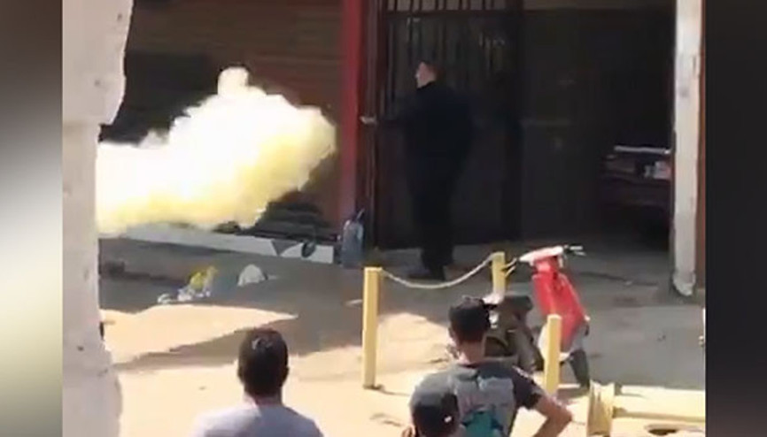 Bıçaklı saldırgana yangın tüpüyle müdahale