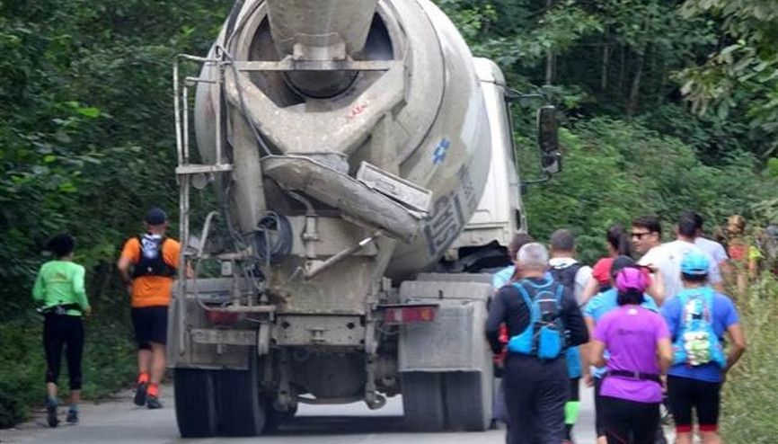 Beton mikseri maraton koşanların arasına daldı, paniği neden oldu