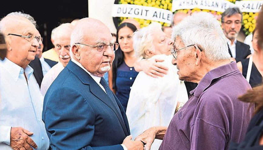 Arkas, abisini son yolculuğa uğurladı