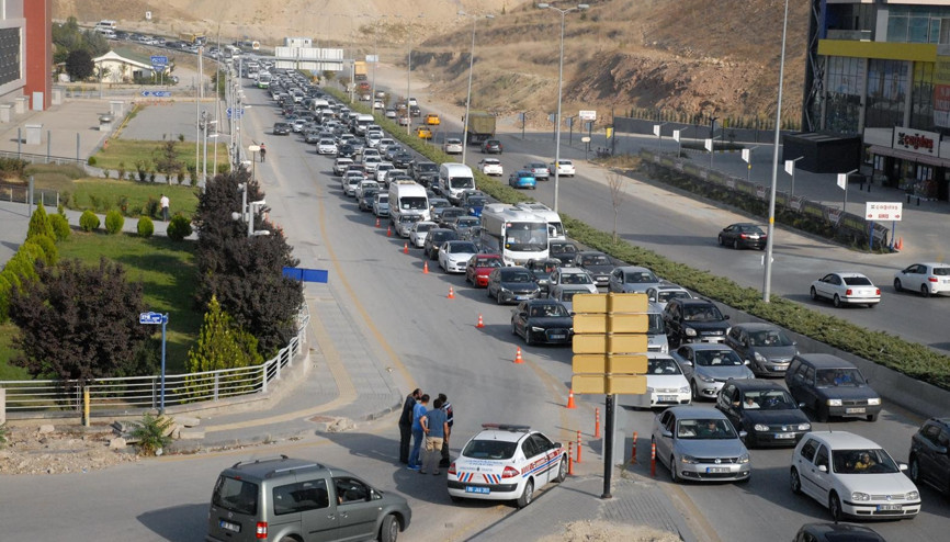 Okul yolu kilitlendi