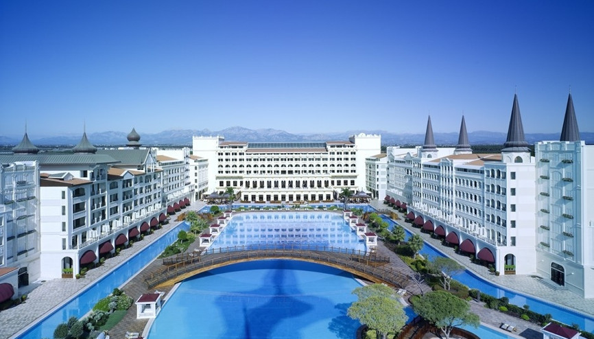 Açılışına yıldızlar katılmıştı Dev otel e-satışları da durdurdu
