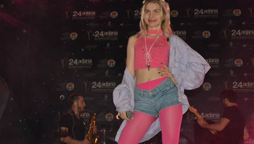 Seyirciler sahneye hücum etti, Aleyna Tilki sahneyi terk etti