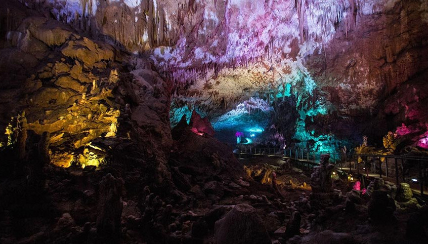 Sürekli renk değiştiren ilginç mağara