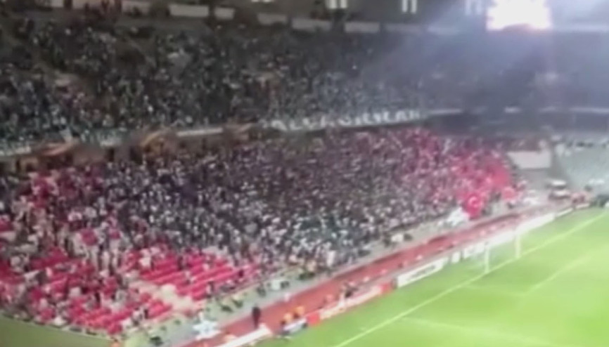 Atiker Konyaspor-Guimares maçında İzmir Marşı