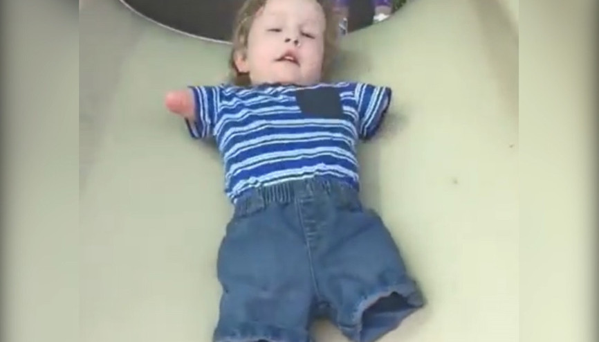 Kolları ve bacakları olmayan çocuğun azmi duygulandırdı