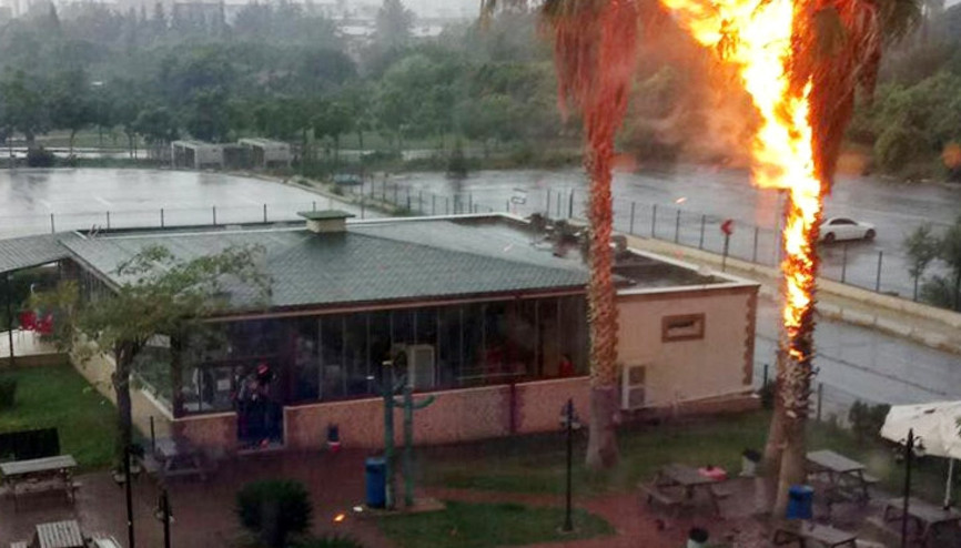 Hastane bahçesine yıldırım düştü