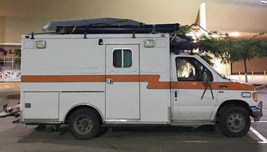 Eski bir ambulansı alıp inanılmaz bir karavana çevirdi