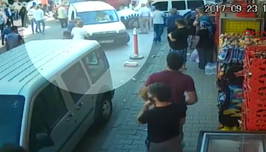 Esenlerde araca kazma, sopa ve taşlarla böyle saldırdılar