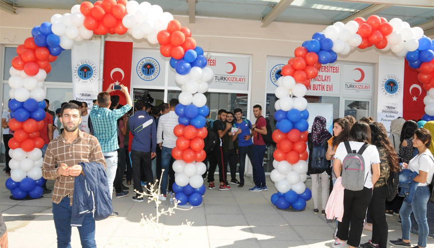 Üniversiteliler için ücretsiz giysi mağazası