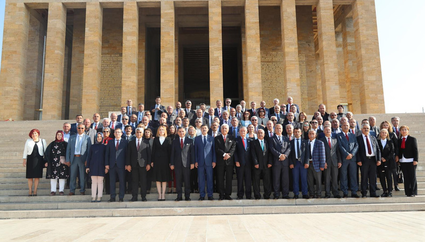 Muhtarlar Anıtkabirde