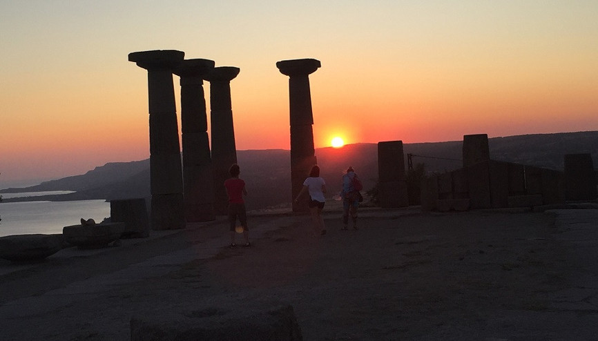 Kızıl güneşin battığı sular