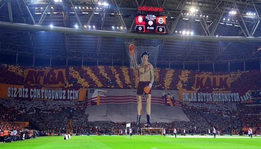 Tribünde tartışılan koreografi