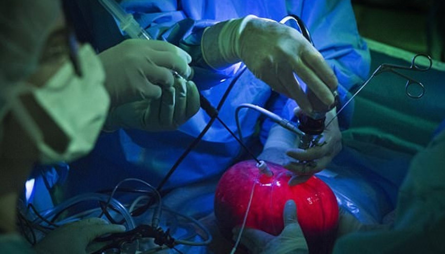 Rahmi dışarı çıkarıldı  Anne karnındaki bebeğe ameliyat