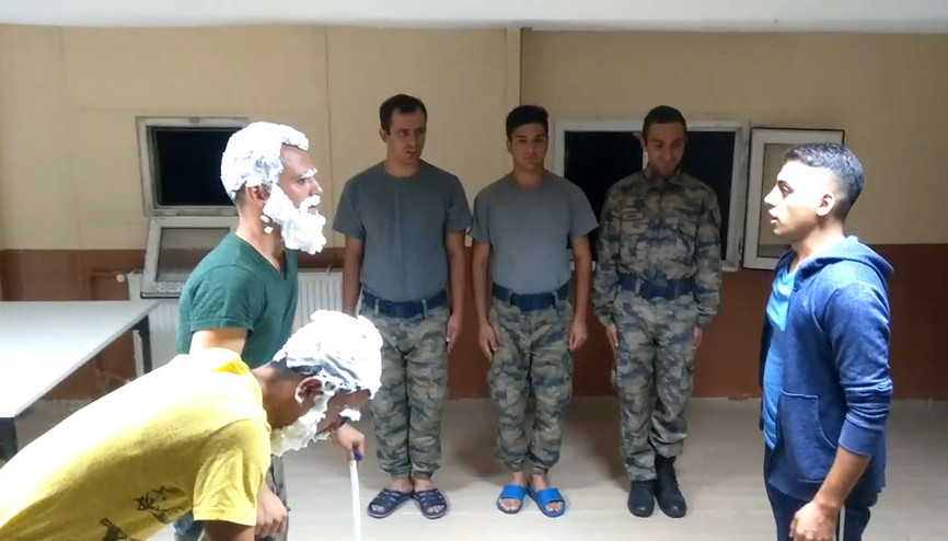 Askerlerden kahkahaya boğan skeç