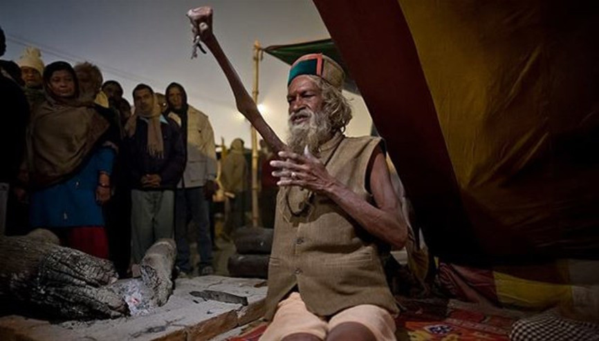 İnanılmaz ama gerçek... Kolunu 44 yıldır hiç aşağı indirmedi