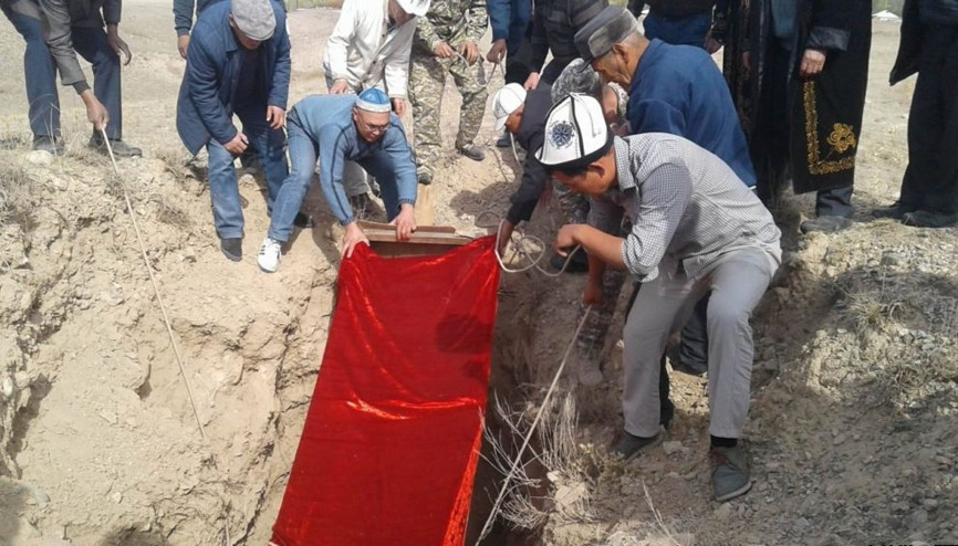 Cehaletin böylesi 2 bin yıllık mumyayı gömdüler