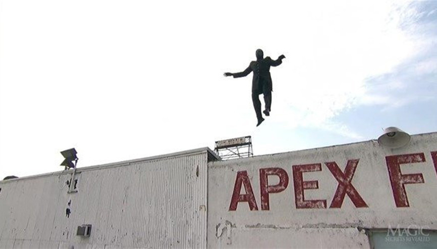 Esrarengiz sihirbaz yıllardır merak edilen numarasının sırrını açıkladı