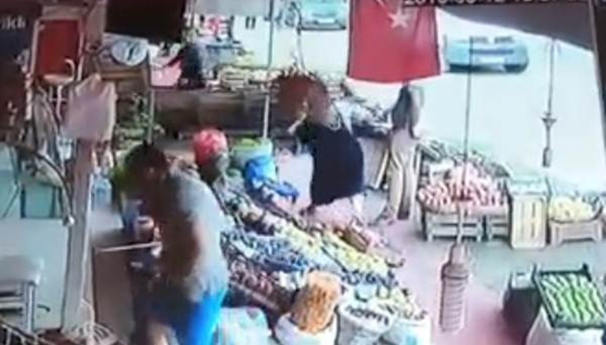 İki pazarcının kavgası: Armut silah sayıldı