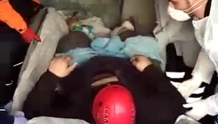 Kapıdan sığmayınca Ambulansa böyle bindirdiler Kapıdan sığmayınca Ambulansa böyle bindirdiler