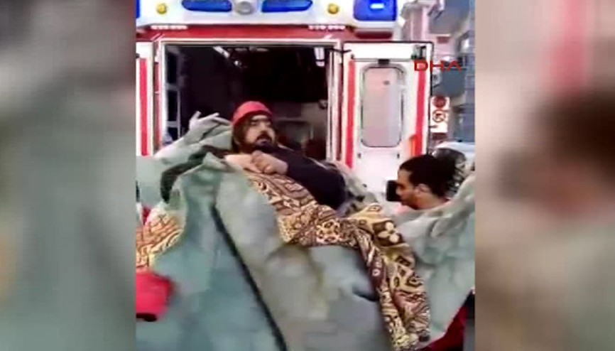 Kapıdan sığmayınca Ambulansa böyle bindirdiler Kapıdan sığmayınca Ambulansa böyle bindirdiler