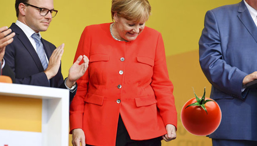 Merkel’e domatesi kim attı