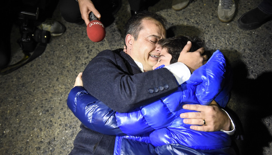 Sözcü gazetesi muhabiri Gökmen Ulu tahliye edildi... Duygusal anlar...