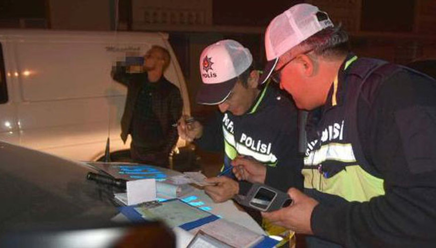 Pişkinliğin böylesine pes Polis ceza yazarken o içmeye devam etti