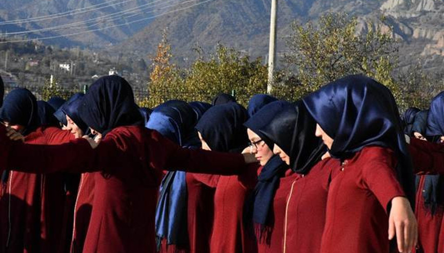 Kız İmam Hatip lisesi öğrencilerinden Atatürk koreografisi...