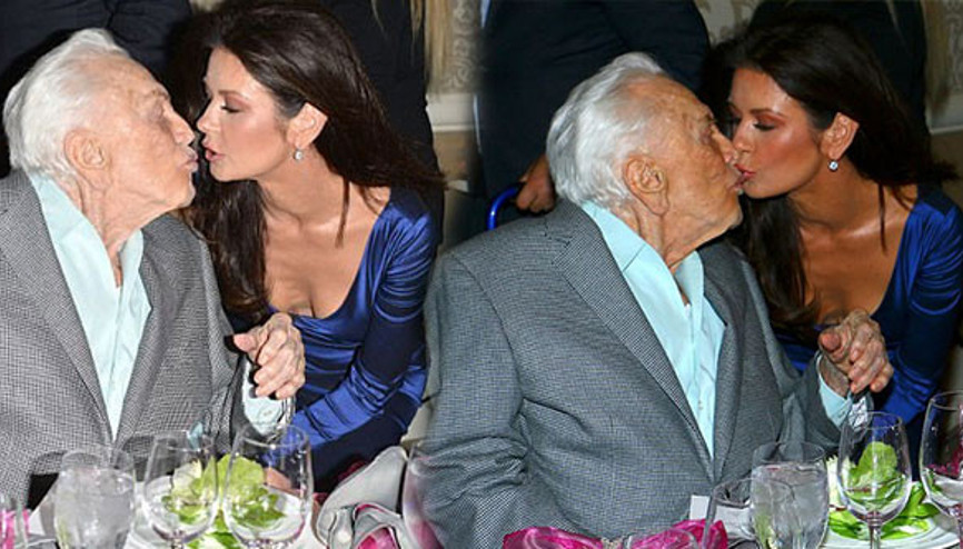 Catherine Zeta Jones, kayınpederini dudağından öptü