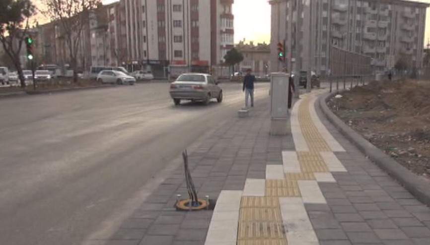 Belediyeden olay yaratan engelli yürüyüş bandı