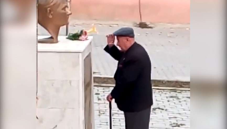 Tek başına Atatürk büstüne çiçek bırakan yaşlı amca herkesi duygulandırdı