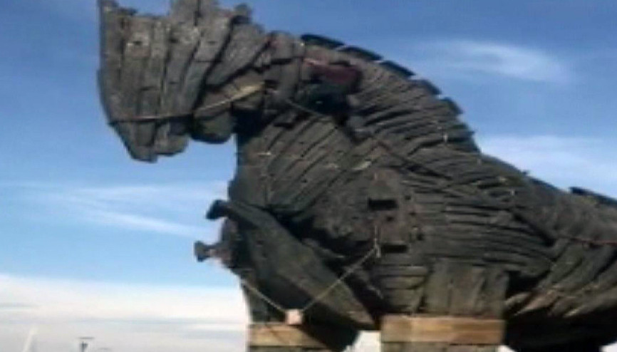 Truva Atından yere böyle çakıldı