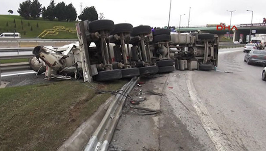 Virajı alamayan beton mikseri devrildi
