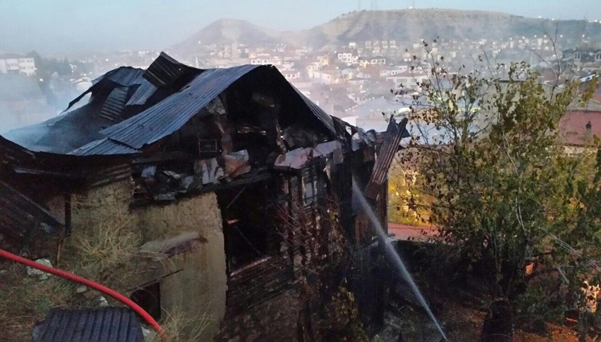 Tarihi bina kül oldu