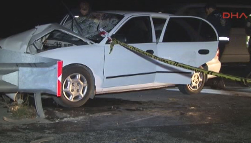 Yol ayrımında akrabalarını bekleyen kadına otomobil çarptı