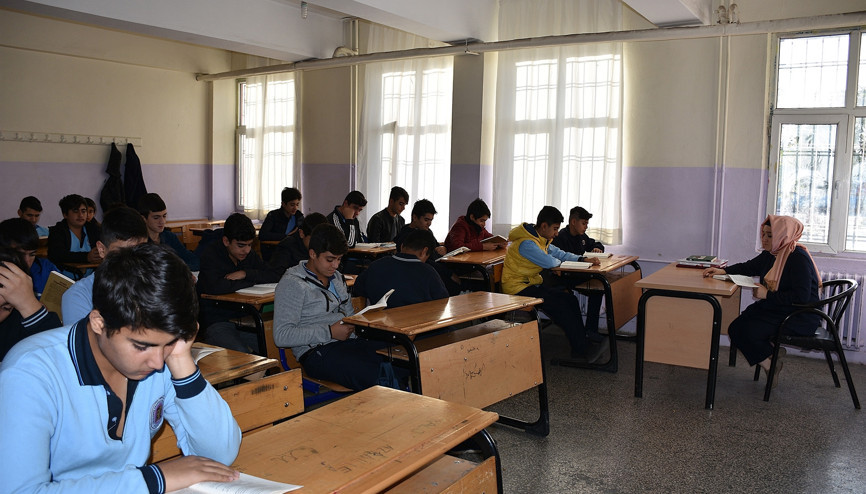 Bu lisede ilk ders, kitap okumak
