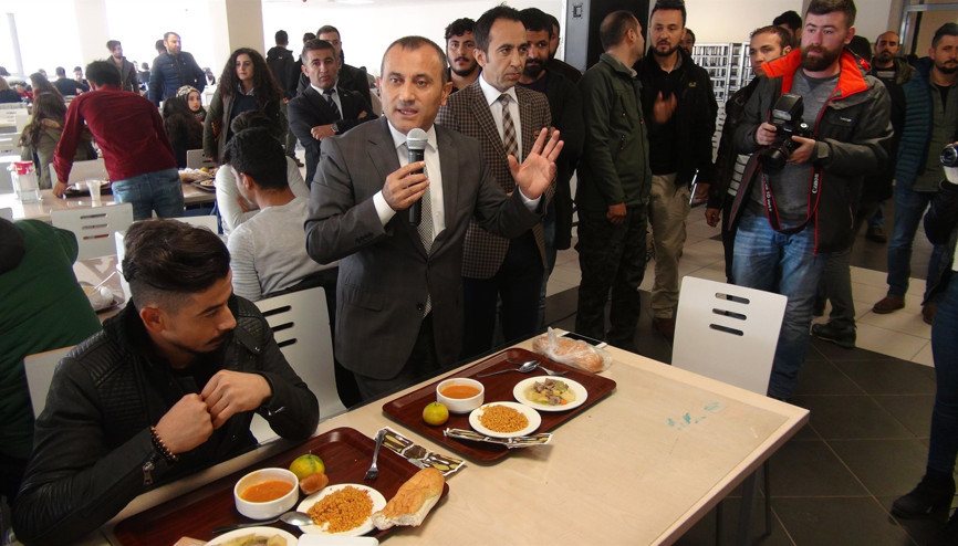 Üniversitedeki 1.062 öğrenciye ücretsiz öğle yemeği bursu