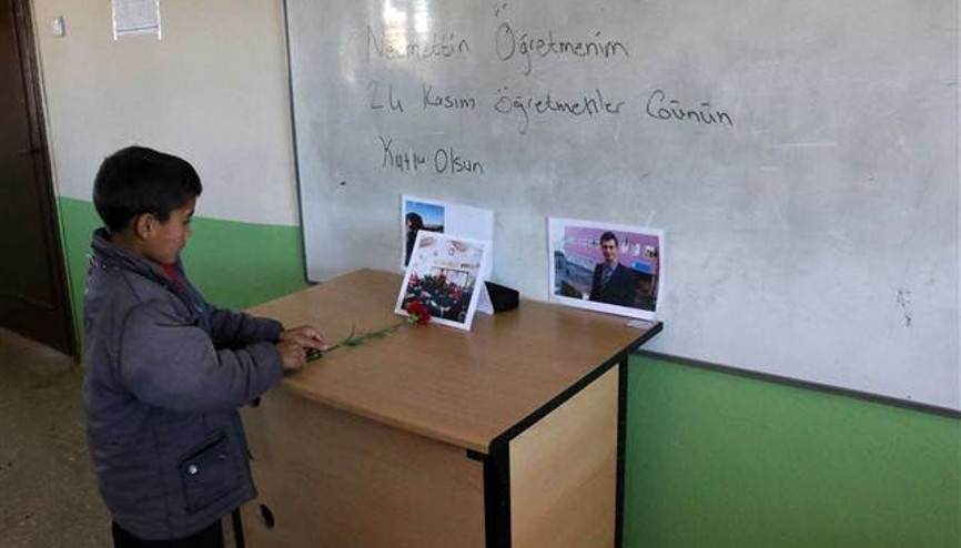 Necmettin öğretmen için tahtaya bu yazıyı yazdılar