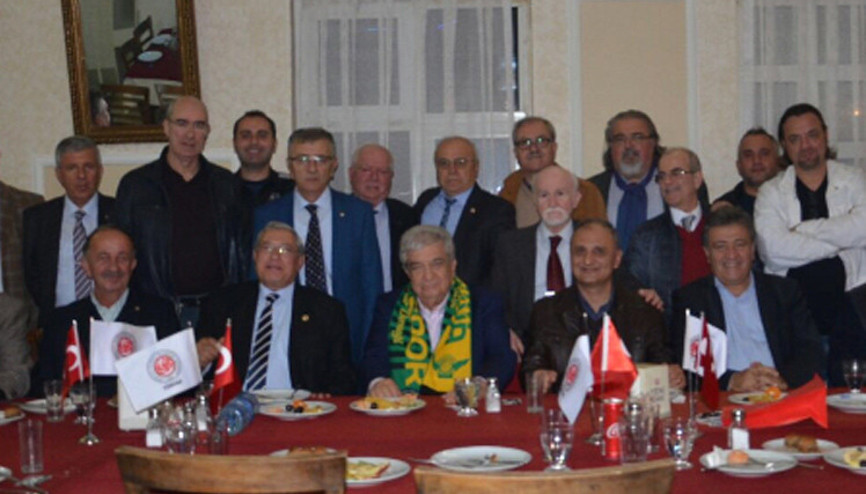 Akhisarda öğretmenlere Beşiktaş atkısı ve tişörtü dağıtıldı