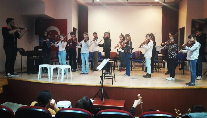 Üniversiteliden çocuklara ücretsiz müzik eğitimi