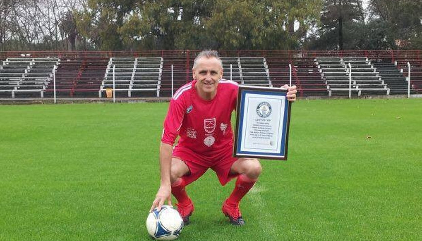 55 yaşındaki dünyanın en yaşlı futbolcusunun sırrı