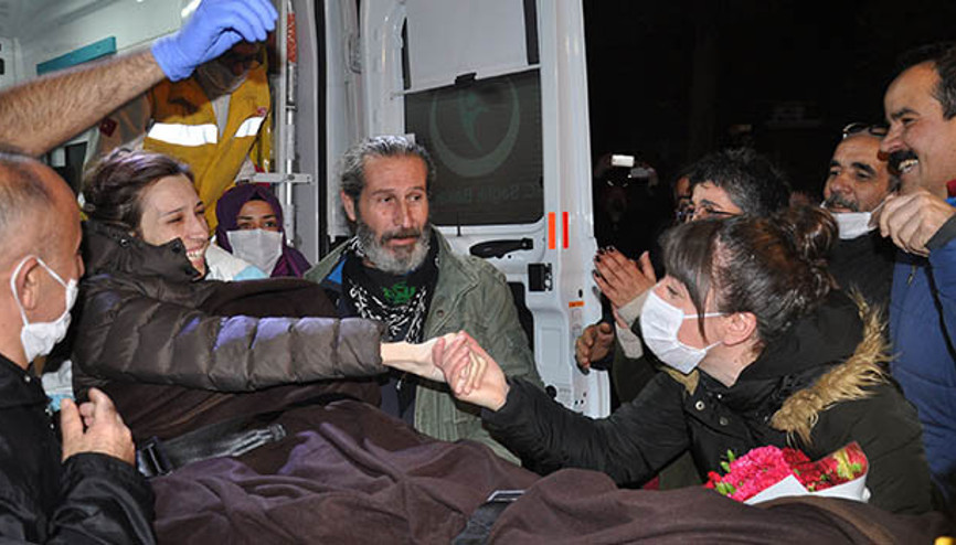 Açlık grevindeki Nuriye Gülmen böyle karşılandı Açlık grevindeki Nuriye Gülmen böyle karşılandı