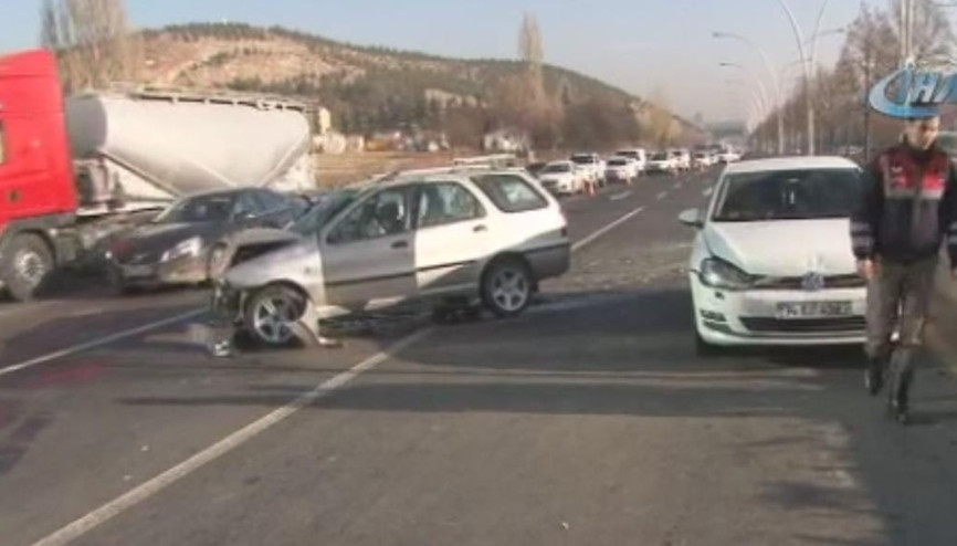 Duran otomobile arkadan çarptı