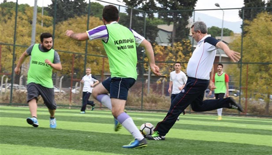 Rektörle öğrencilerin iddiası yeşil sahada bitti